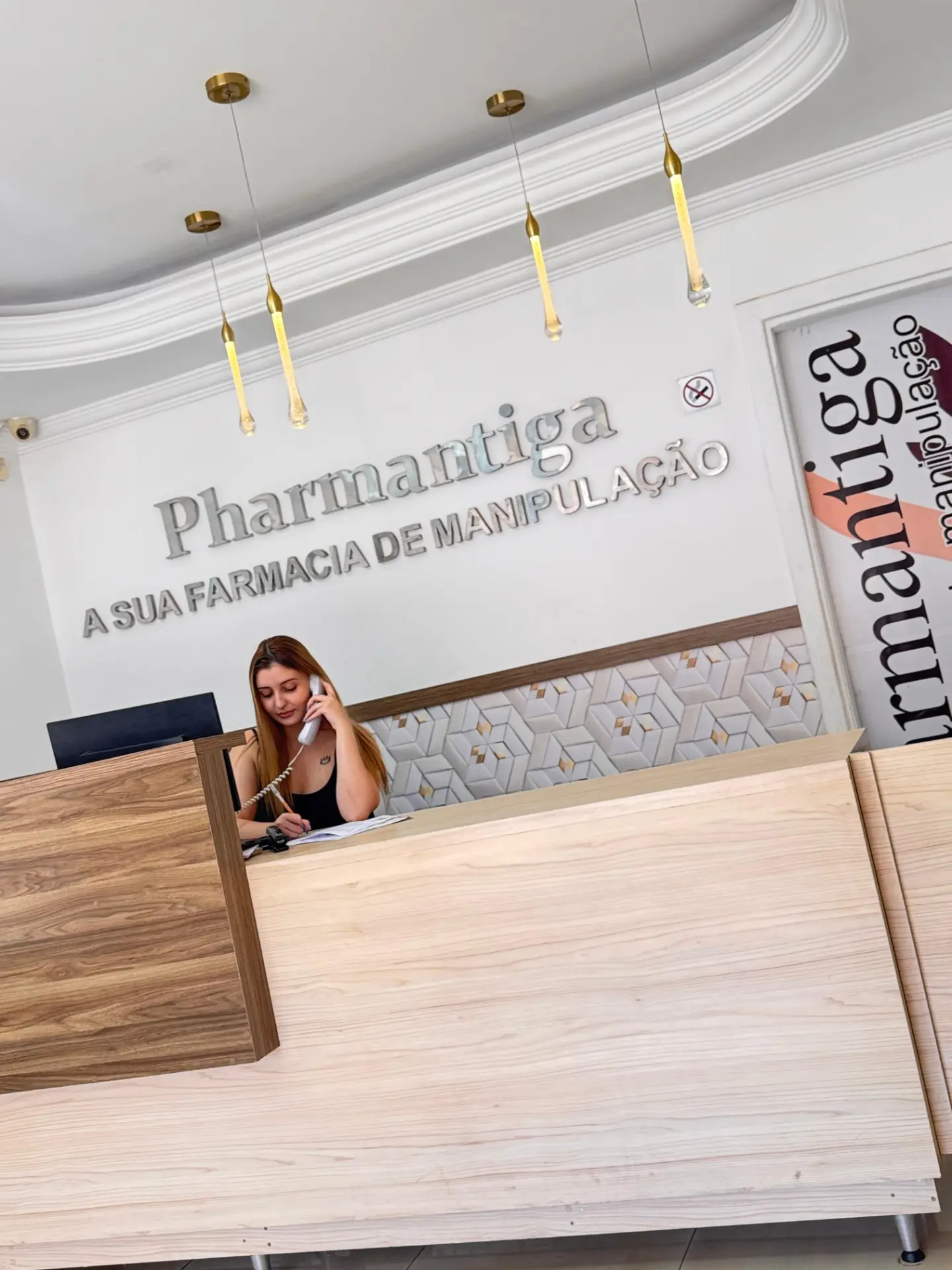 Recepção da Pharmantiga com atendimento por telefone