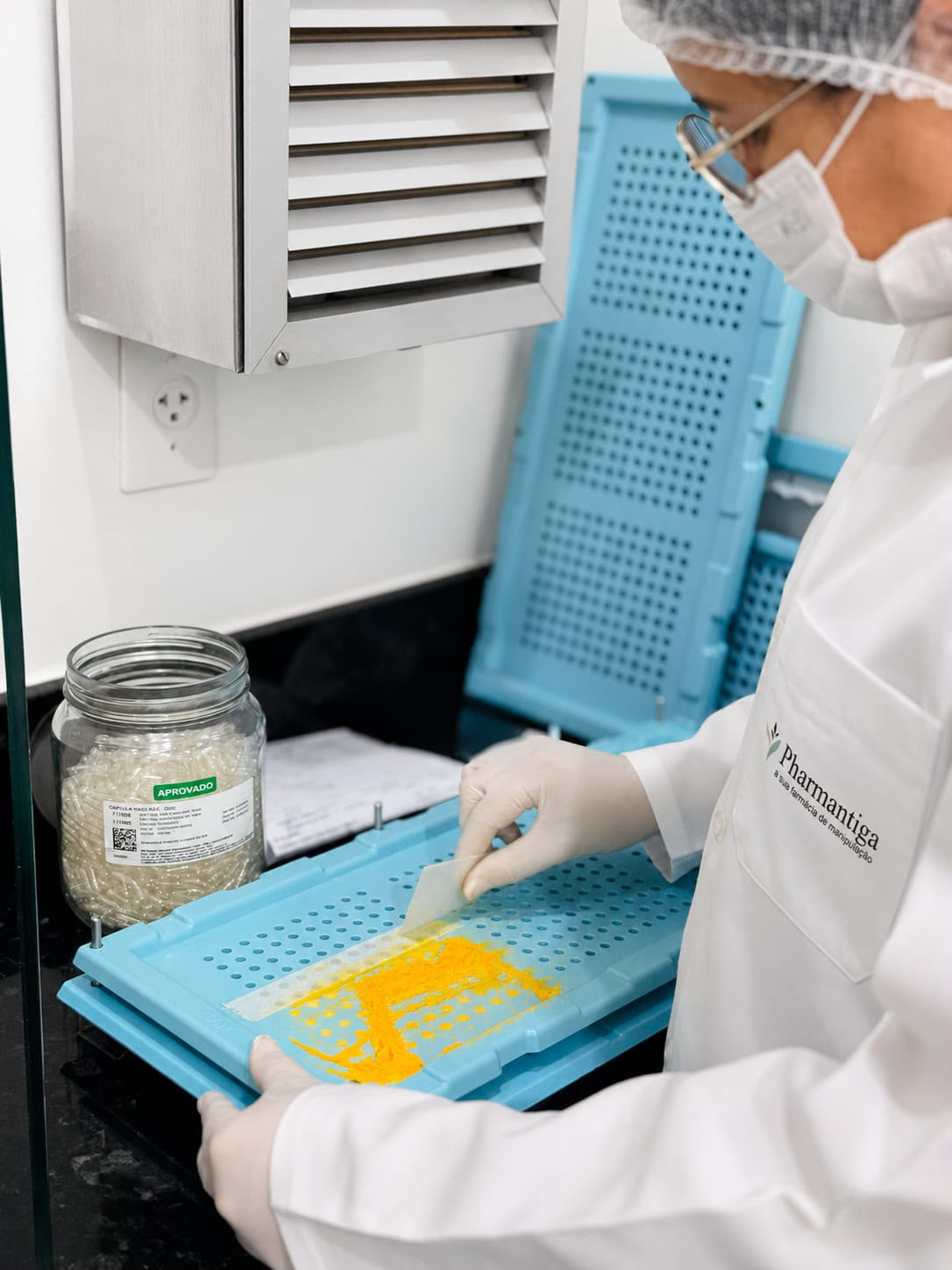 Farmacêutica manipulando fórmula no laboratório da Pharmantiga